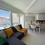 Stylish Modern Apt Unbeatable Location