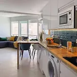 Stylish Modern Apt Unbeatable Location