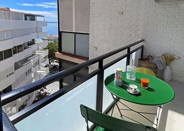 Stylish Modern Apt Unbeatable Location