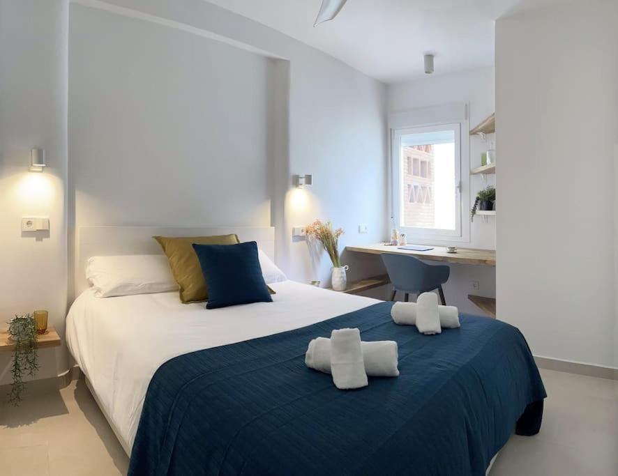 Stylish Modern Unbeatable Location Apartment *